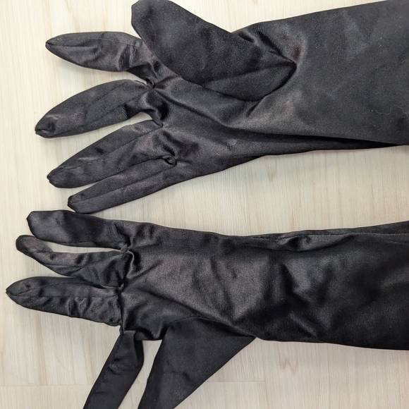 Elegant Black Satin Gloves - Picture 2 of 4